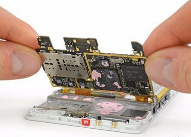 拆開(kāi)了才知道，它確實(shí)可以算華為最成功的手機(jī)主板